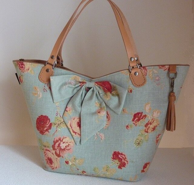 チューリップ型のおしゃれバッグ（リボン付き、輸入生地水色系バラ柄