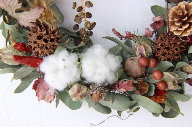 ユーカリと綿の実のクリスマスリース | iichi 日々の暮らしを心地よく