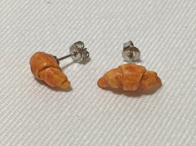 小さなパン屋さんピアス <クロワッサン>(H15007P-4)の画像1枚目