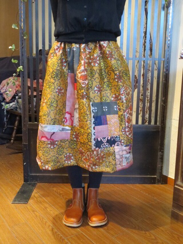 冬の街角を暖か色で♪春を待つふんわり銘仙スカート
