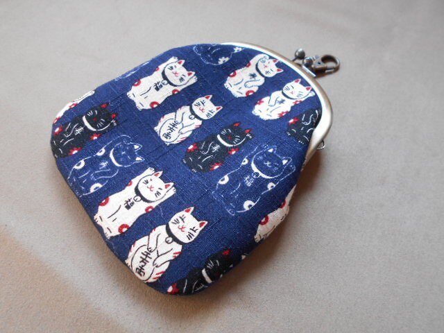 がま口チョークバッグ*招き猫×紺の画像1枚目
