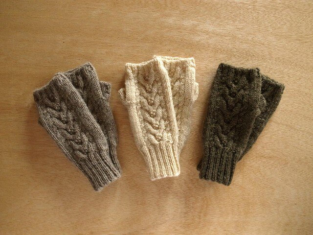 アルパカウールのアランハンドウォーマー・グレージュ○受注生産