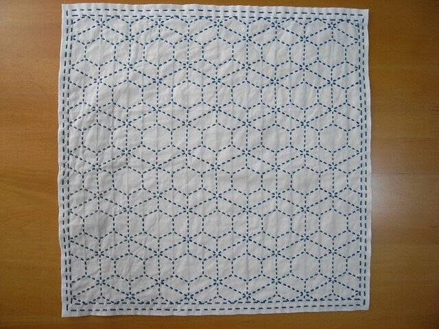 霰亀甲】刺し子の花ふきん（紺） | iichi 日々の暮らしを心地よくする