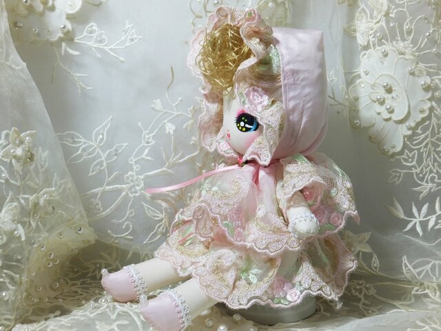 レースドレスをまとったベビーのアンティークドール。陶器製2フェイス レースドレスをまとったベビーのアンティークドール。陶器製2