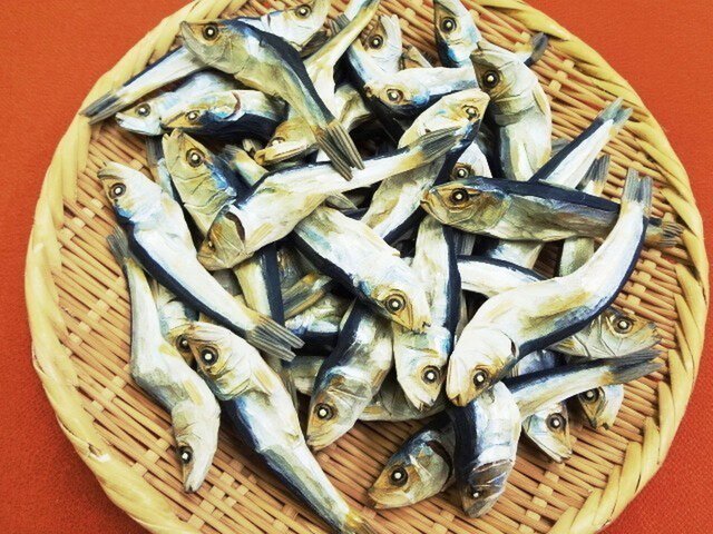 木彫りの「煮干し」ジャンボ盛りの画像1枚目