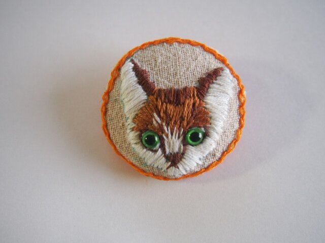 手刺繍☆ねこさんのブローチの画像1枚目