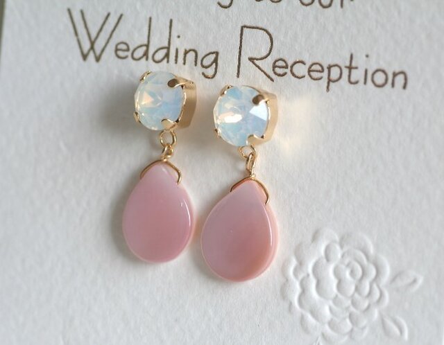 天然石ホワイトシェル×オパール白い華のピアス14kgf 白い貝の猫ピアス ✩金属アレルギーでも安心ピアス✩