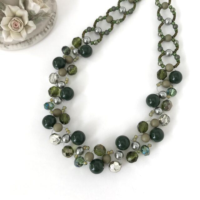 アースカラー ネックレス　グリーン 緑 深緑 クラシカル アンティーク ビーズ
