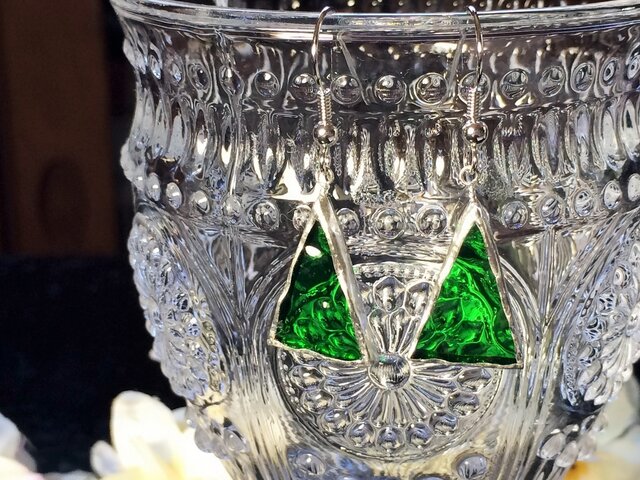 最高品質✨ハイクオリティ✨ 緑のトライアングル型ピアス ステンドグラス トライアングルピアス～緑のドット～ | iichi