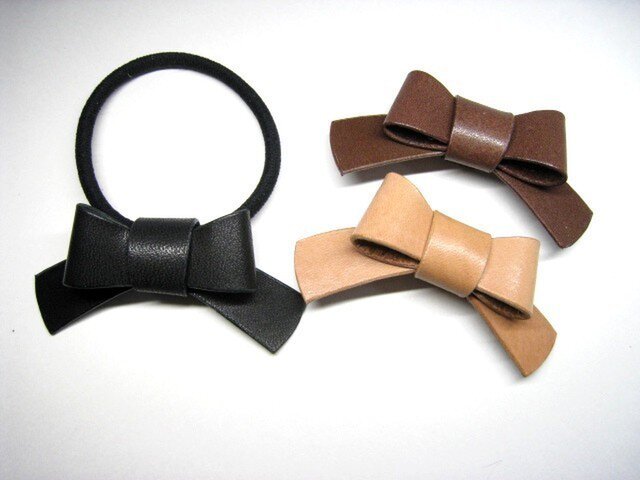 リボン　ヘアゴム♡ラブフィーユリボン♡ブラウン♡ハンドメイド レザーリボンヘアゴム ブラウン | iichi 日々の暮らしを心地よく