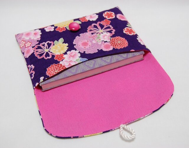 御朱印帳　流水桜　ブルー　くるみボタンバンド　桜のエンブレチャーム付き 御朱印帳 流水桜 ブルー くるみボタンバンド 桜のエンブレチャーム付き