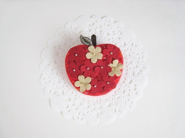 かわいいりんごのブローチ Iichi ハンドメイド クラフト作品 手仕事品の通販