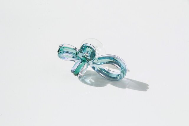 くるくるリボンピアス 片耳タイプ グリーンミックス(シルバー925)の画像1枚目