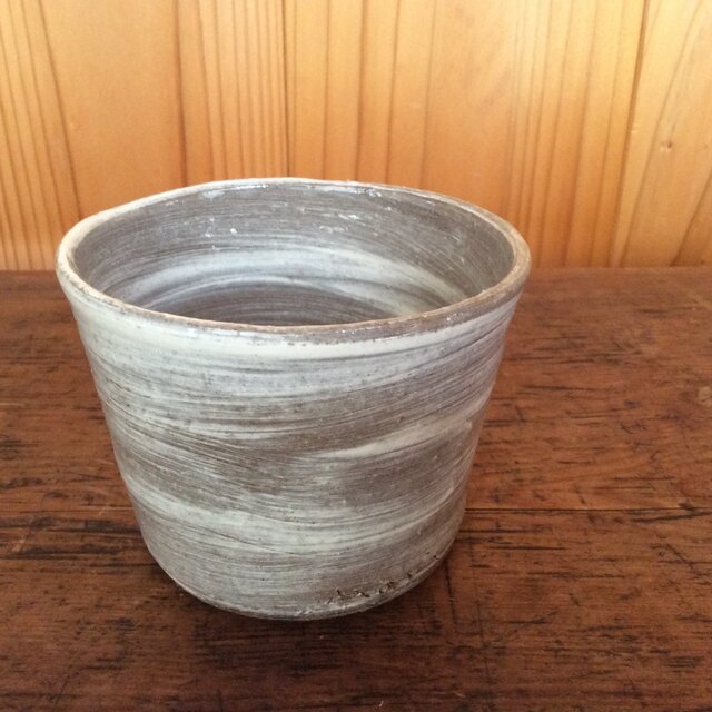 柔らかな刷毛目のフリーカップ