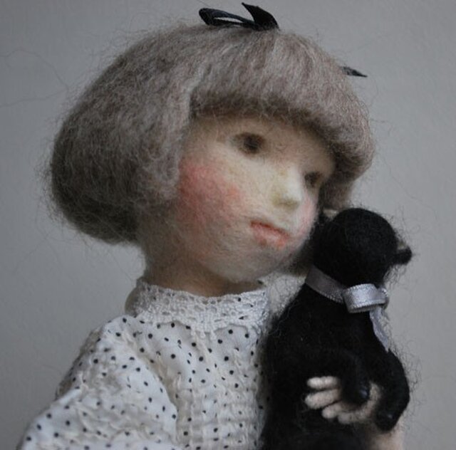 黒猫を抱くアリスの画像1枚目
