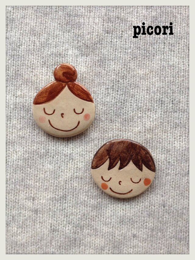 陶の女の子・男の子のブローチの画像1枚目