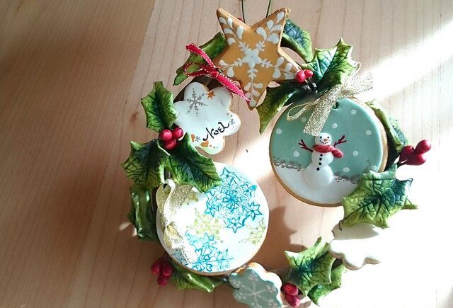 紙粘土でアイシングクッキー風Xmas☆リース(ヒイラギ)の画像1枚目