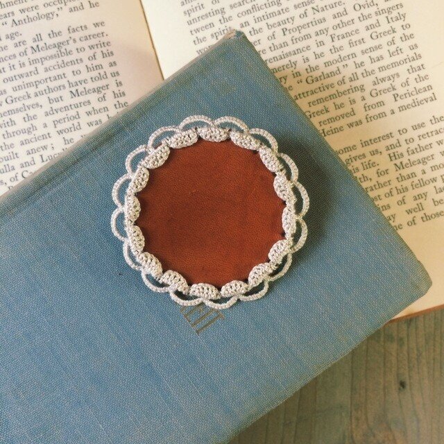 Leather&Crocheted lace Brooch(生成り)の画像1枚目