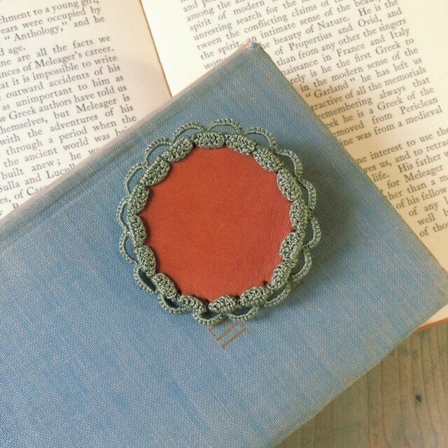 Leather&Crocheted lace Brooch(カーキ)の画像1枚目