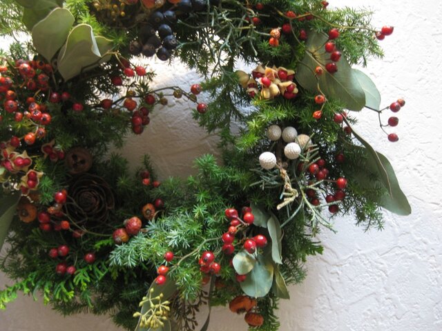 野バラの実のクリスマスリース | iichi 日々の暮らしを心地よくする