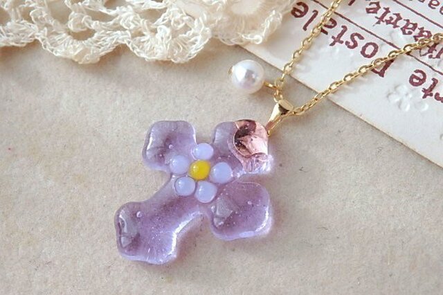 (受注制作)ガラスのクロス&スワロフスキーパールネックレスPurpleの画像1枚目