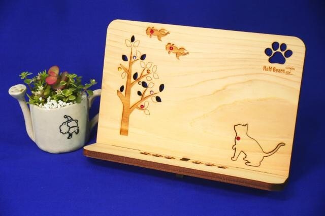 スマホ・タブレットスタンド「ネコと金魚」 ※送料サービス※の画像1枚目