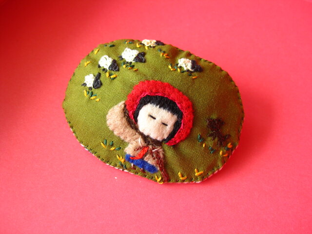 羊飼いの女の子<布ブローチ(刺繍ブローチ)>の画像1枚目