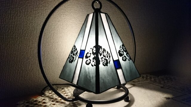 絵付けステンドグラスランプ～雨の季節に | iichi 日々の暮らしを