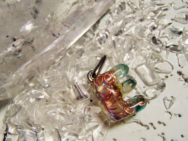 オルゴナイト/ぷっくり虹色イニシャル/E | iichi 日々の暮らしを