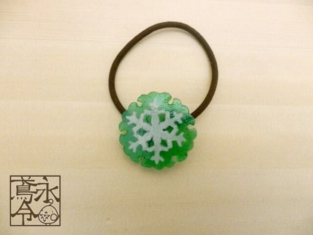 髪ゴム 大きな緑色の雪輪に白色の雪の結晶の画像1枚目