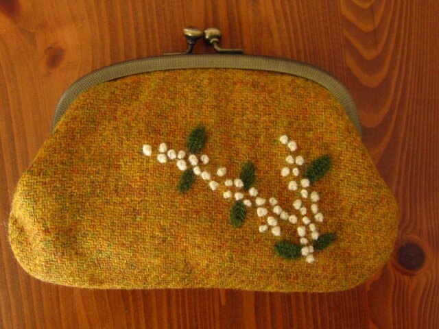 手刺繍・ヨコ長がまぐち(雪柳)の画像1枚目
