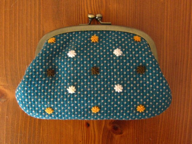 手刺繍・ヨコ長がまぐち(konpeito)の画像1枚目