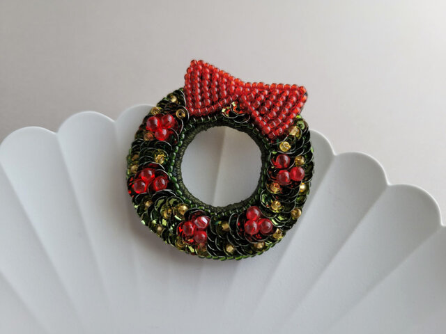 リースのブローチ クリスマスリースのブローチ | iichi 日々の暮らしを心地よくする