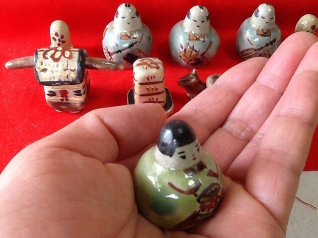 本焼陶器 豆雛15人飾りセット iichi 日々の暮らしを心地よくするハンドメイドやアンティークのマーケットプレイス