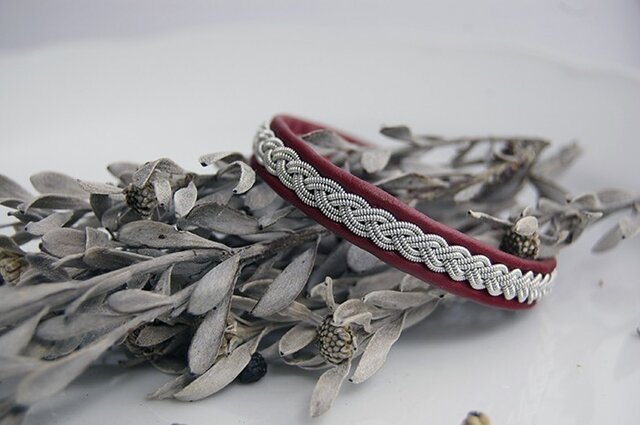 トナカイの革×ピューター糸の3つ編みブレスレット crimson red | iichi