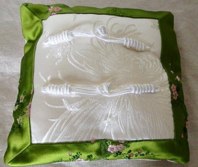 チャイニーズスタイルのシルクサテンのミニクションの画像1枚目