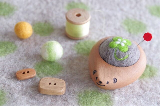 ハリネズミの羊毛ピンクッション【針山】四つ葉のクローバーの画像1枚目