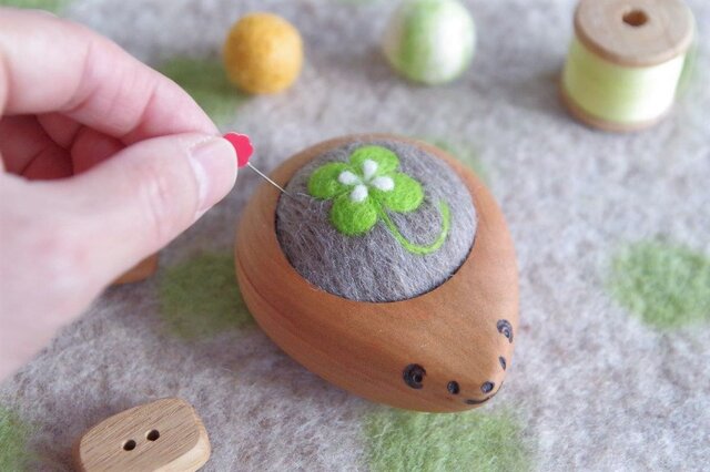 ハリネズミの羊毛ピンクッション【針山】四つ葉のクローバー iichi ハンドメイド・クラフト作品・手仕事品の通販