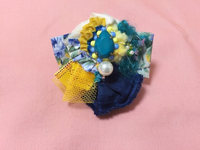 青いビジューの花柄コサージュの画像1枚目
