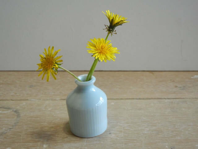 ミニ一輪挿し 青白磁 インク瓶形 | iichi 日々の暮らしを心地よくする