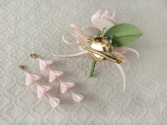 つまみ細工〉藤下がり付き桜三輪とベルベットリボンの髪飾り(淡
