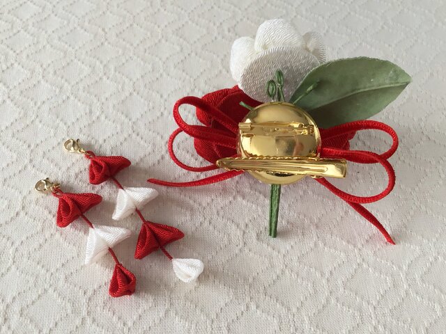 つまみ細工〉藤下がり付き椿三輪とベルベットリボンの髪飾り(赤