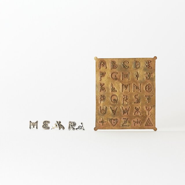 【受注生産】4zk alphabet font p.earringsの画像1枚目