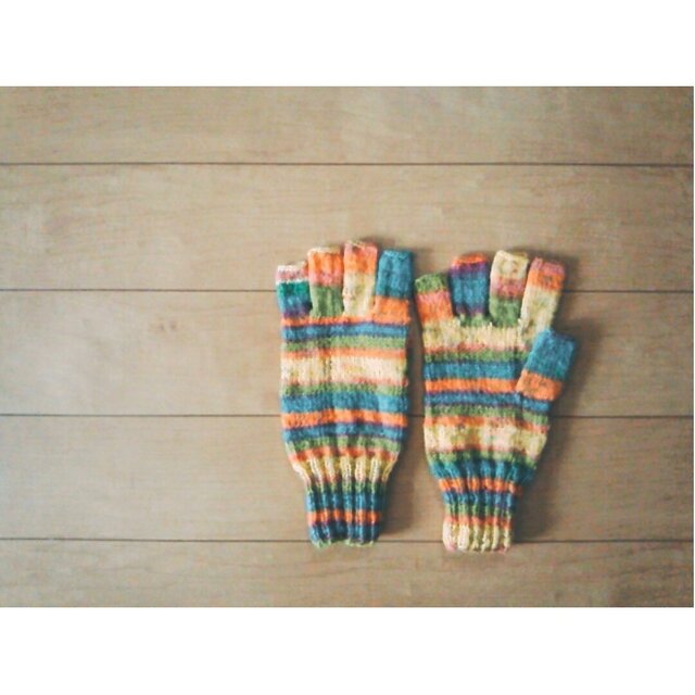 指先ほんのちょっと出の手袋