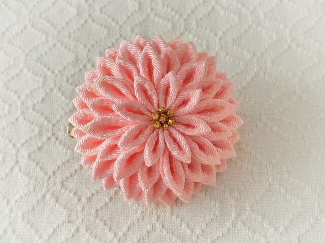 つまみ細工　髪飾り　サーモンピンク×アイボリー つまみ細工〉半くすの髪飾り(サーモンピンク) | iichi 日々の
