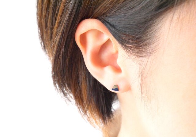 三角ピアス 黒x真鍮 | iichi 日々の暮らしを心地よくする 三角ピアス 黒x真鍮 | iichi 日々の暮らしを心地よくする