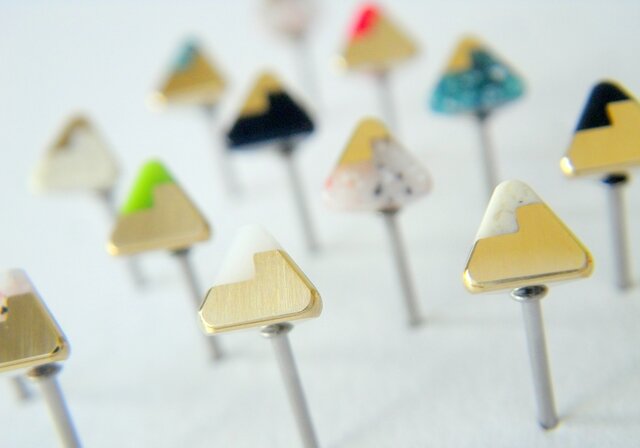 三角ピアス 黒x真鍮 | iichi 日々の暮らしを心地よくする
