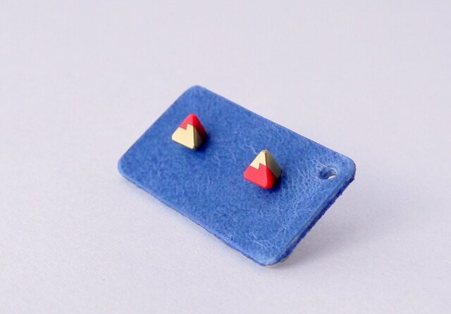 三角ピアス 赤x真鍮の画像1枚目
