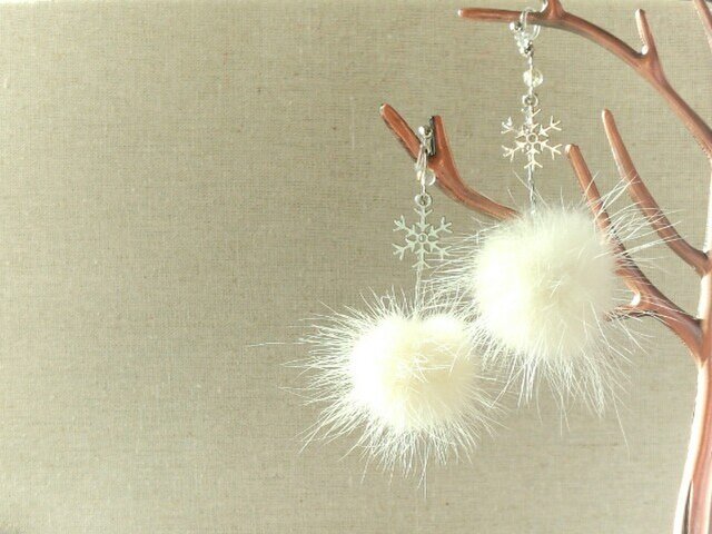 天然石のノンホールピアス 淡雪の画像1枚目