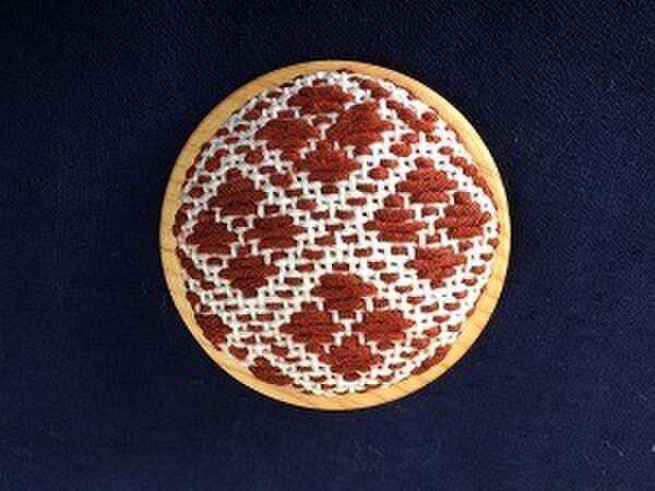 こぎん刺し木枠ブローチ 茶色の画像1枚目